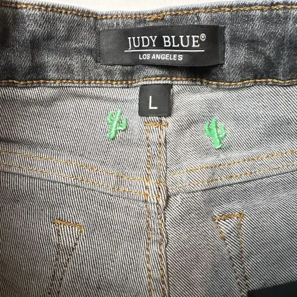 Judy Blue Embroidered Cactus Shorts Size Large - Picture 3 of 5